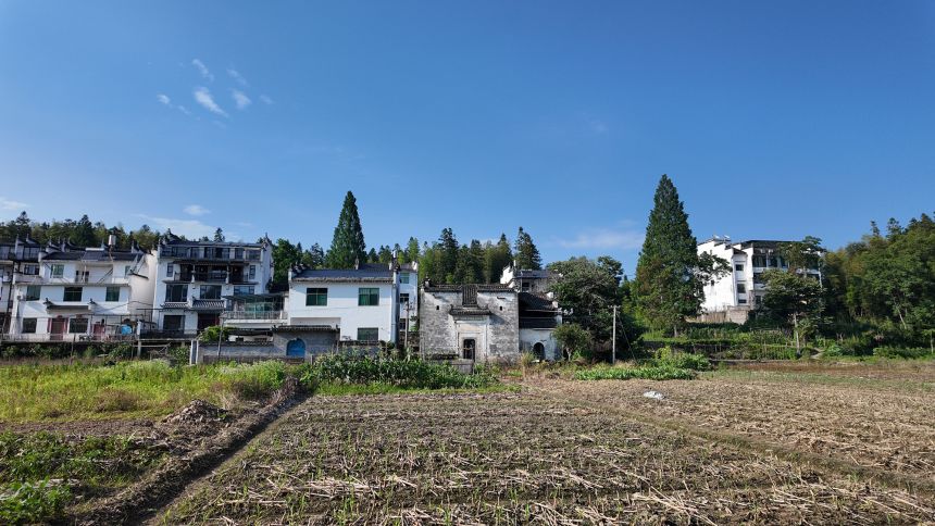 Yan is just a 20-minute taxi ride from the Wuyuan train station.